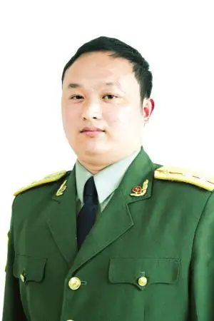 英雄牺牲时 相机仍套手腕