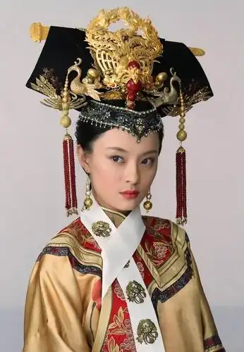 几乎所有的清宫剧发型上都不太符合真实的历史,这么算来最符合历史的
