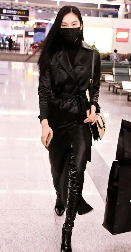 李沁现身机场身穿香芋紫大衣搭配短靴潇洒又不乏时尚感