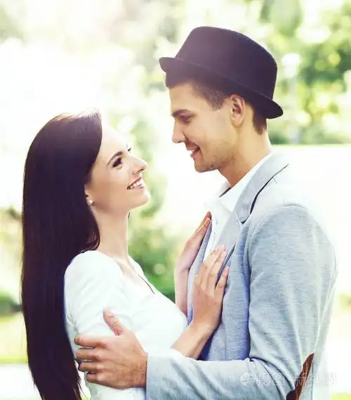 在公园里的幸福小两口