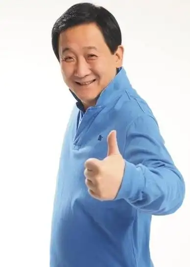 梁天,1959年出生于北京一个书香门第,他的父亲范荣康是《人民日报》的