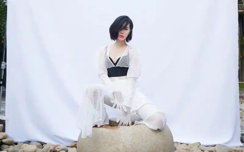 余男大胆前卫性感写真图片壁纸