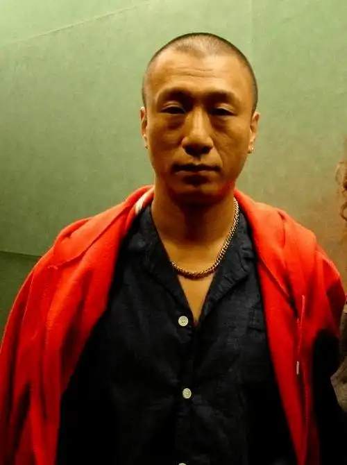 但孙红雷的面相比较冷酷,眉眼间就显得人很严肃,嘴角略微下垂,有种不