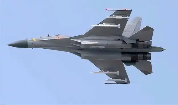 中国新武器亮相,歼-16挂着巨型导弹,目标直指谁一眼就懂