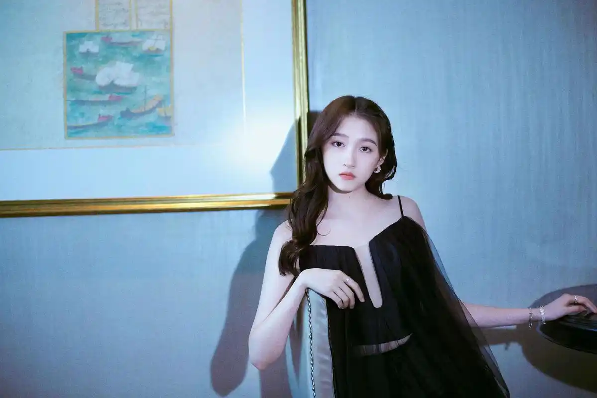 都市丽人品牌代言人关晓彤出席"都市丽人2019年秋冬新品发布会",黑色