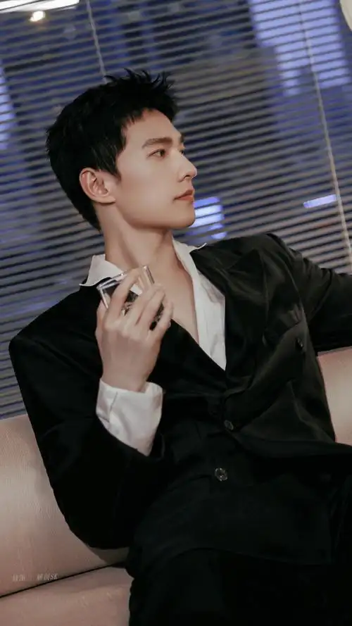 杨洋黑色深v西装造型