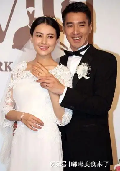 高圆圆全家逛街夫妻唠家常笑容满面4岁女儿牵爸妈手荡秋千