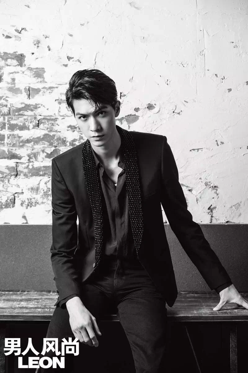 新浪娱乐讯 日前任言恺最新一组复古黑白写真曝光,黑白镜头下的任言恺