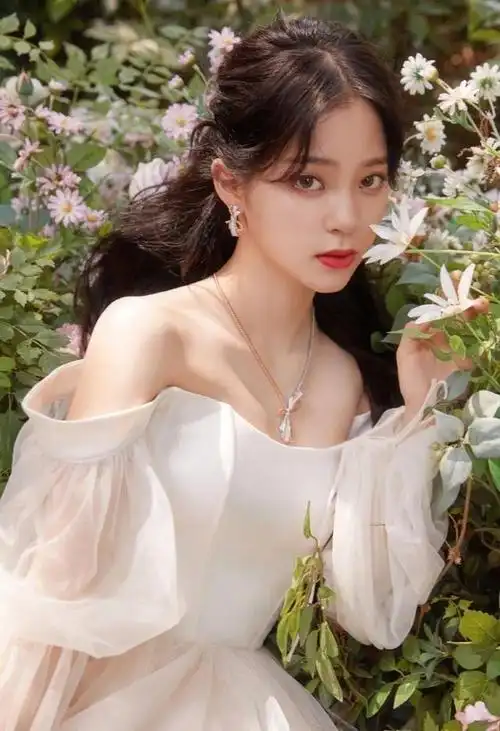 欧阳娜娜性感图照,白色吊带比基尼,自信秀出火辣好身材