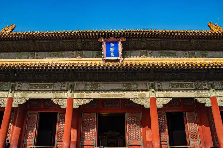 过此门方见乾清宫,因此得名.