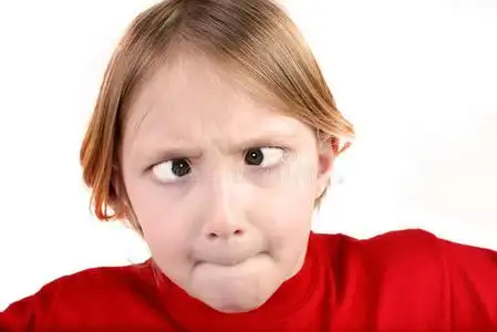 小女孩做鬼脸做鬼脸的小女孩可爱的小女孩在她的脸上的氧气面罩在医院