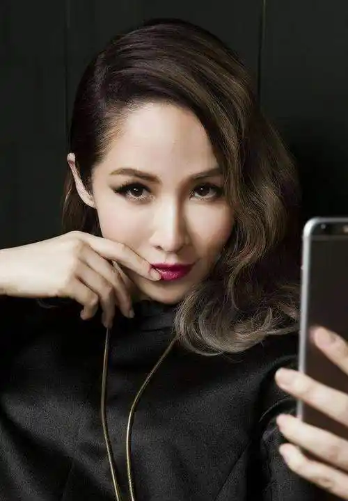 葛斯齐直播爆料萧亚轩,列举其绯闻男友名单,称她靠恋情维持热度