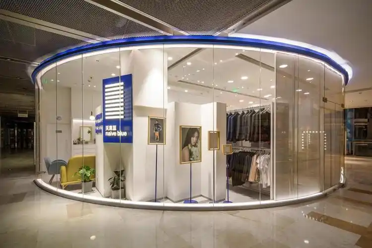 天真蓝新店在空间上全新升级,未来感的圆形空间设计,小清新的装修风格