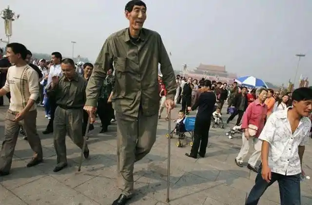 中国"第一巨人"鲍喜顺,不顾医生反对生下一娃,如今怎么样了?