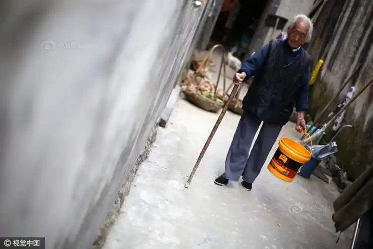 小脚老人102岁高龄 仍自己洗衣每天喝白酒