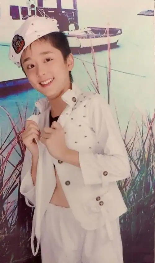 张新成童年照曝光,五官撞脸谭松韵:来自异父异母的亲姐弟?