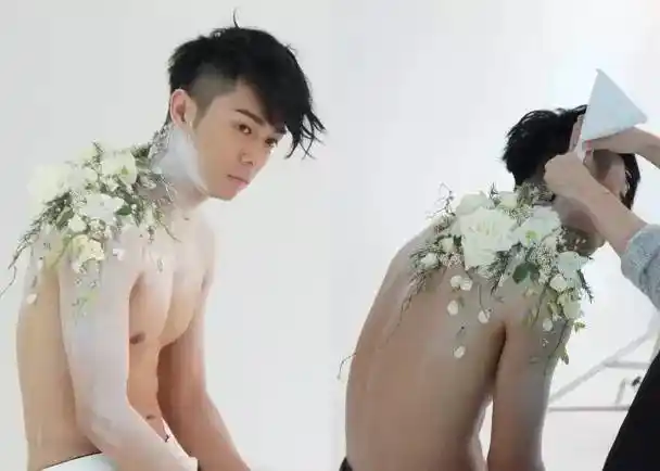 周柏豪睡前不忘露肉新mv出浴再展钢条身材