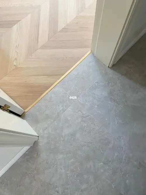 全屋除了卫生间,都没有过门石要么瓷砖通铺,要么窄压条连接地板和地砖