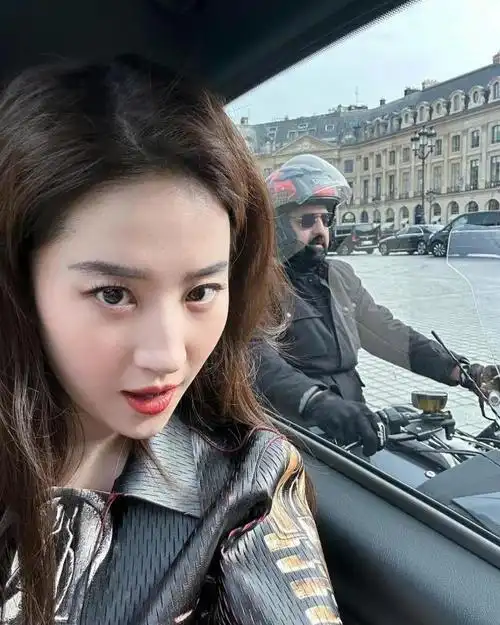 巴黎偶遇刘亦菲素颜逛街网友不知道还以为是18岁少女