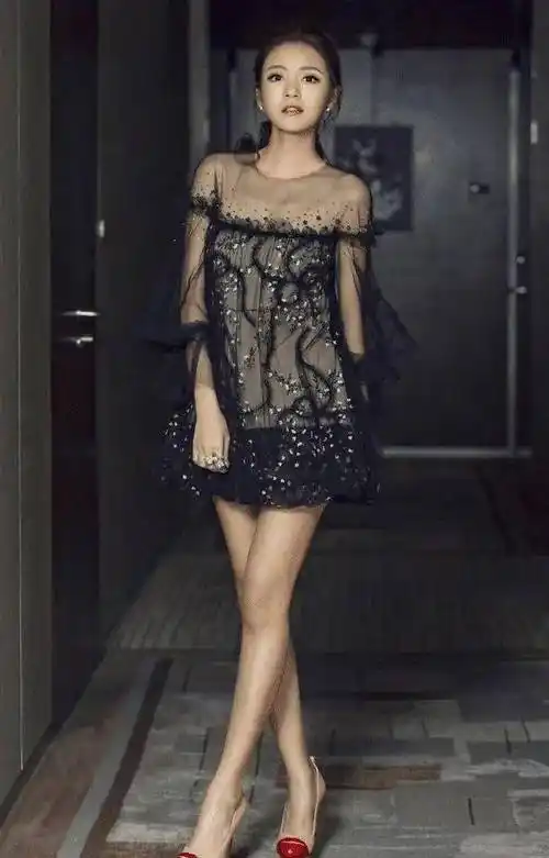 完美的女神身高,大秀美腿,长得漂亮还会穿,这样的安以轩你们喜欢吗?