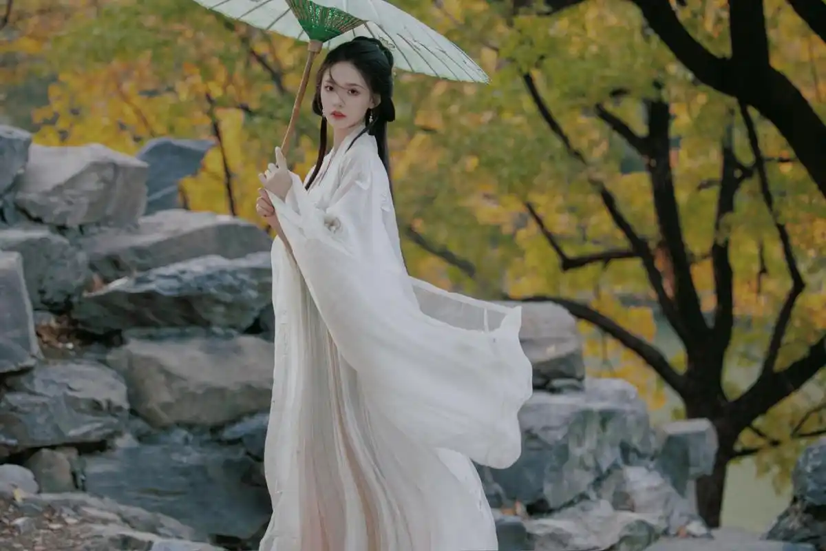 林允美照曝光,白纱古装仙气十足 林允身穿白纱古装,手撑油纸伞,清冷又