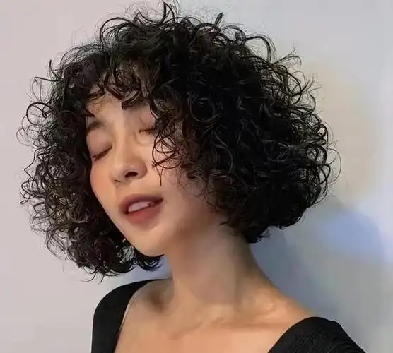 女人过了50岁发型首选烫小卷图5