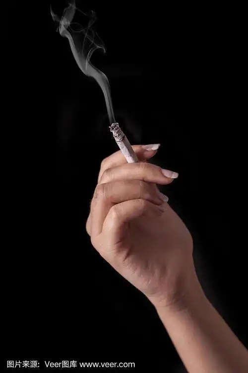 女人的手吸烟