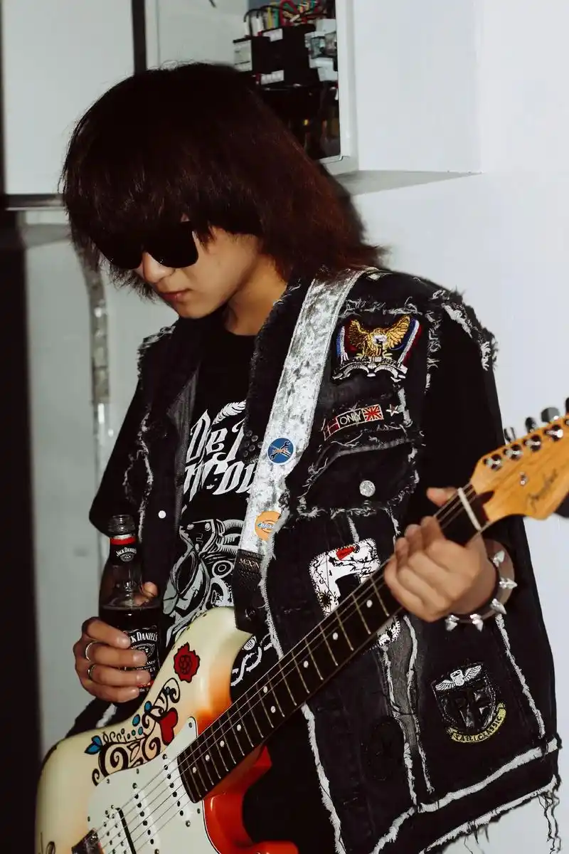 这个世界永远需要punk朋克摇滚,因为总会有愤 - 抖音