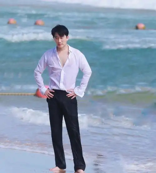 黄轩躺海里拍照浑身湿透浪太大差点被冲走表情紧张不知所措