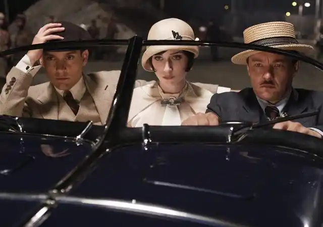 了乌有,成了一场悲剧,这部影片表现了美国爵士时代人与人之间的金钱关