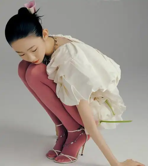 被张艺凡小鸟腿吓到了穿尖头鞋站直脚脖子比我手腕都细