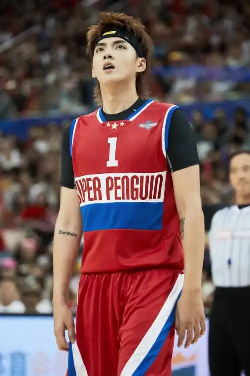 坚持与热血公益与梦想吴亦凡三度受邀超级企鹅篮球名人赛