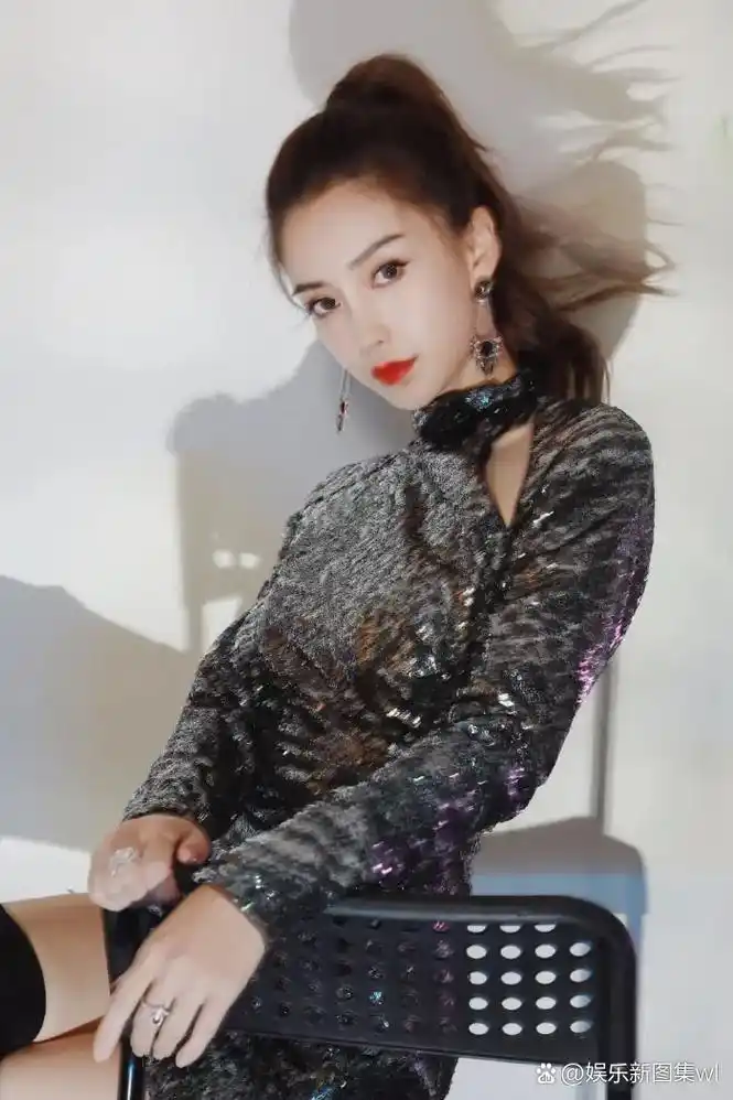 angelababy金属质感的亮片连衣裙搭高马尾,酷飒有型#angelababy