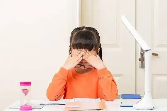 01%的浓度被推荐为现阶段延缓儿童青少年近视进展的合理浓度.