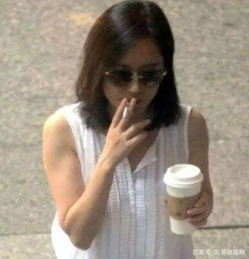 娱乐圈烟不离手的女明星,她抽烟确实让人挺意外的