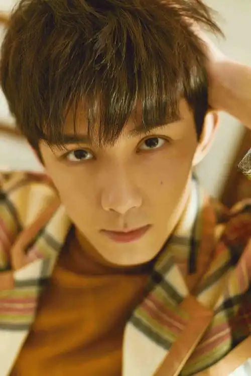 吴磊18岁绝版写真曝光朦胧光影描绘少年成长