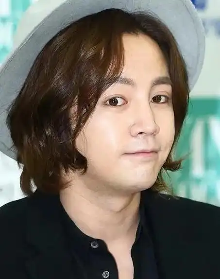 李敏镐近照传出,吃瓜群众们表示震惊,这个油腻发福男是曾经的男神吗