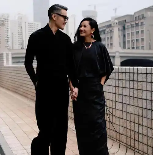 他是"中国首席男模",如今53岁走秀却像35岁,被夸"不老男神"|胡兵|瞿颖