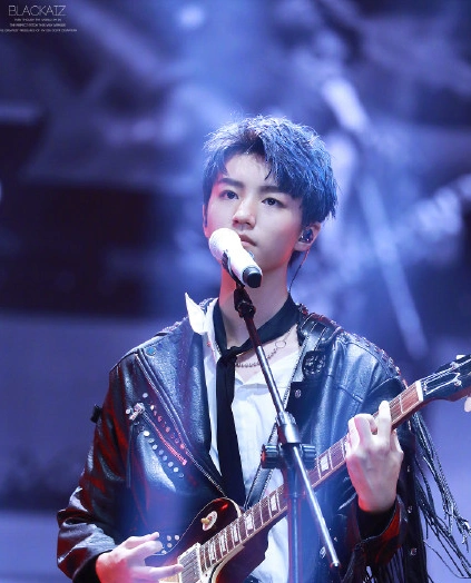 夜不能寐只为他!王俊凯蓝发美颜引粉丝尖叫