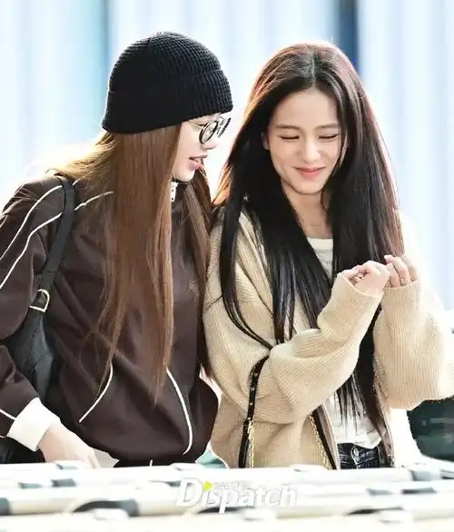 lisa和jisoo牵手奔跑这组图封神了!