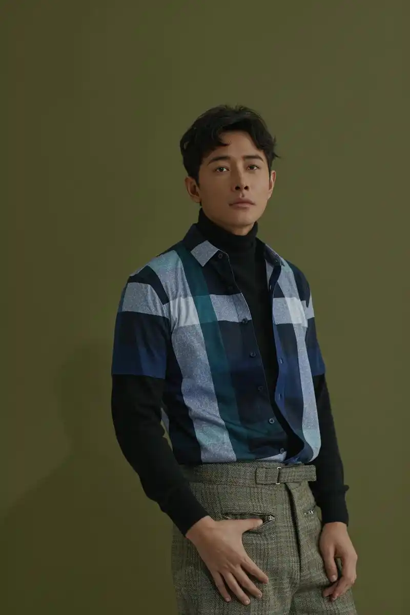 穿休闲西装,或是隔花深情凝望近日,演技派男演员罗晋曝光一组时尚大片