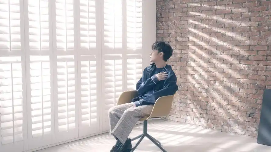 吴青峰《蜂鸟》歌词版mv发布 就算渺小也能创造巨大能量