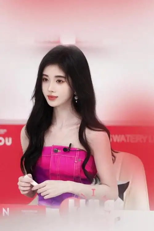 鞠婧祎穿抹胸裙露香肩肤白貌美娇艳动人