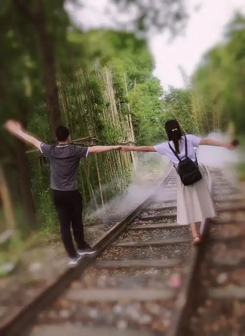 看着这小情侣的背影,有一种梦回当年的感觉!