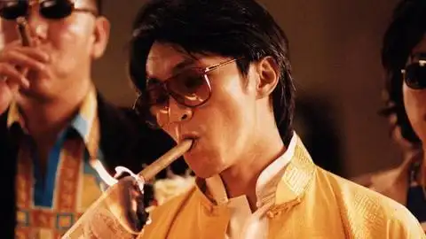 周星驰最嚣张电影,用金钱点烟,百看不厌的经典
