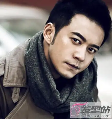 男生留鬓角发型方脸或者菱形脸男生,很适合将鬓角拉长,整体造型剃得极