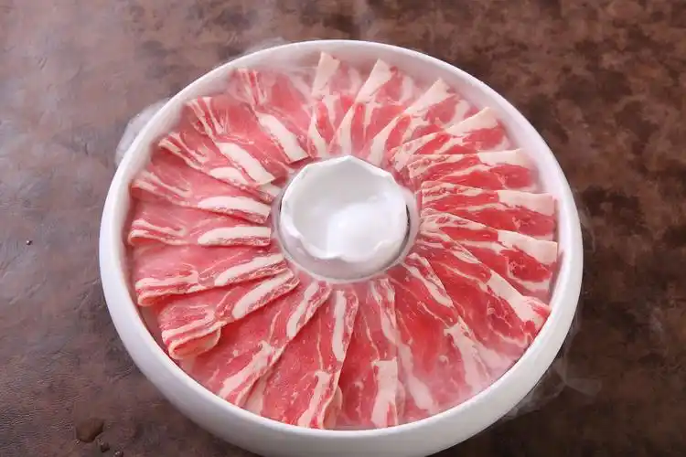 写美篇谷饲肥牛--选用谷饲肥牛专用盘带底座, 出餐标准:200克/盘,要求