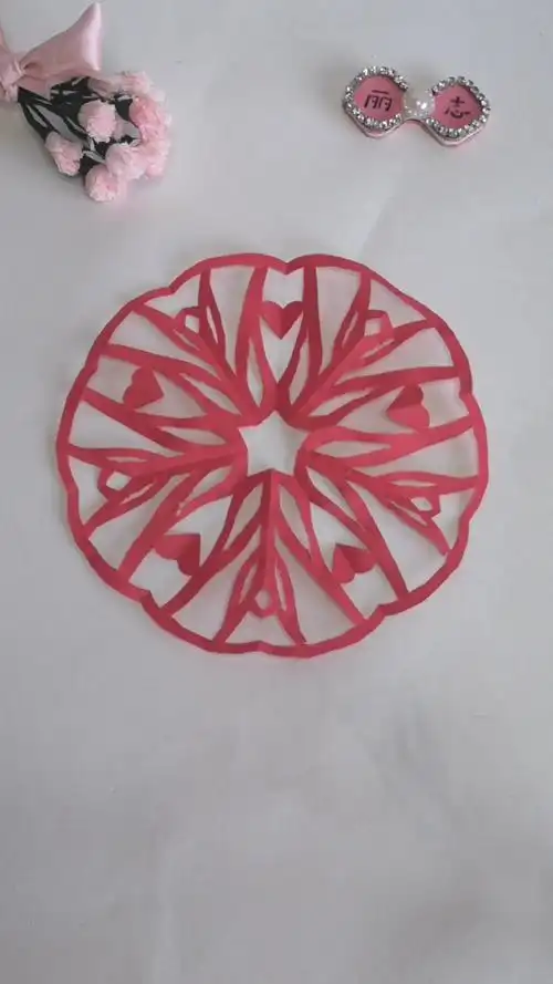 精 剪纸:这款剪纸中间有个五角形的图案