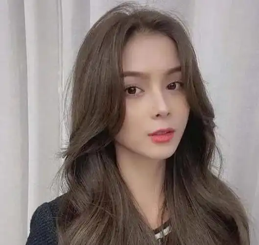 长发怎么烫好看减龄,2022减龄中长发最新发型女