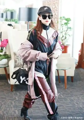 戚薇风衣外套"半脱半穿"显邋遢又琐碎,网友:看着都觉得累